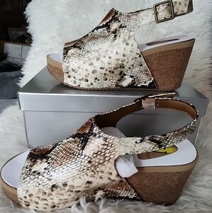 9W. NWT. Volatile Division Snakeskin Wedge Sandals